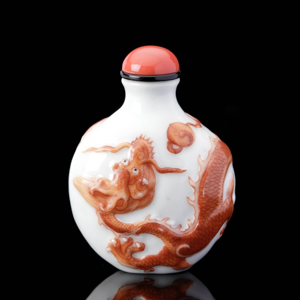 S03 A moulded porcelain iron- red snuff bottle<br><br>清道光官窯御製款礬紅浮雕五爪龍紋鼻煙壺-  鼻煙壺- 藝術品- Feng Chun Ma